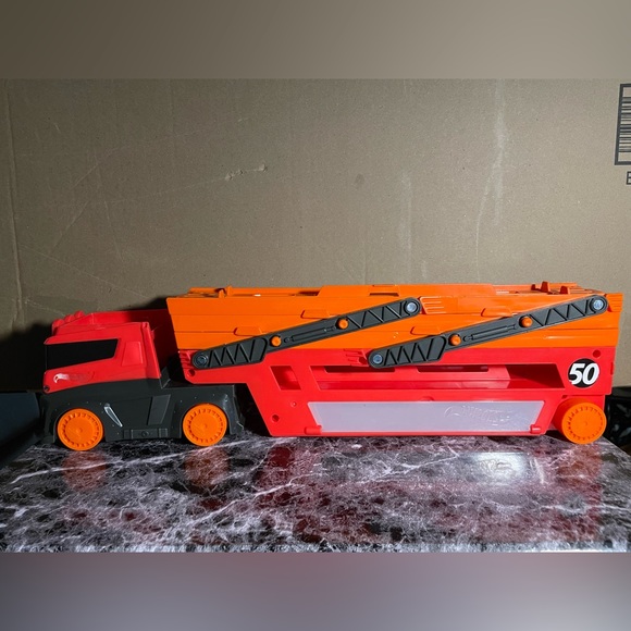 Toys Mattel Hot Wheels 5 Car Mega Hauler Truck Car Carrier Storage